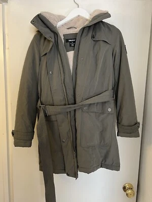 Abrigo Anorak DKNY para mujer con ribete de piel sintética, talla XS, verde oliva Foto 1 de 3