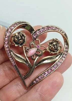 De colección. Broche corazón tono dorado con diseños de mariposas y flores, pedrería rosa Foto 1 de 4