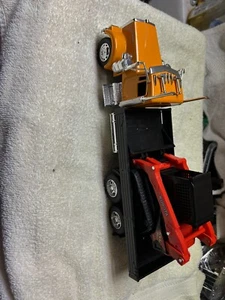1/32 NEW RAY ORANGE KEN W900 FLATBED TRUCK, WITH KUBOTA, NO PACKAGING # A79 - Picture 1 of 3