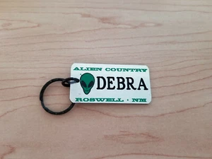 Llavero novedoso Alien Country Roswell, casi nuevo - personalizado - Debra - Imagen 1 de 1