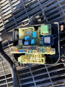 09 HINO 185  FUSE BOX WITH HARNESS SEE PICS HAD A J05D ENGINE - Picture 1 of 2