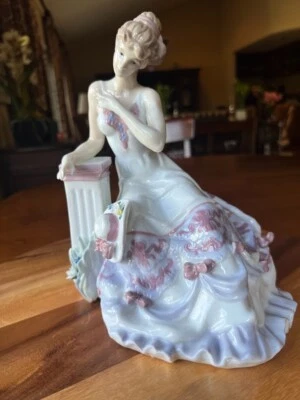 Estatua de porcelana de 10" de una mujer con un elaborado vestido floral estatuilla Foto 1 de 4