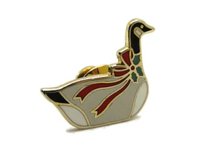 Pin de pato cinta verde y roja tono dorado - Imagen 1 de 4
