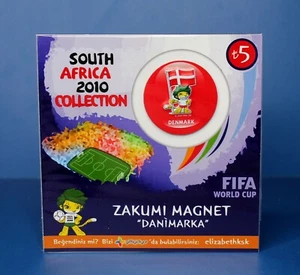 FIFA 2010 Südafrika WM-Magnet - Maskottchen Zakumi mit der Flagge von DÄNEMARK - Bild 1 von 2