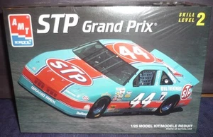 #6892 Amt/Ertl #44 Stp Grand Prix Plastikmodellbausatz im Maßstab 1:25 muss montiert werden von - Bild 1 von 1