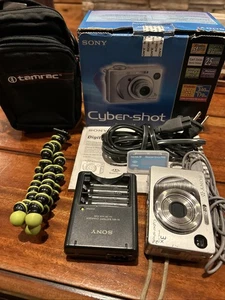 Cámara digital Sony Cybershot DSC-W1 5,1 MP 3x zoom óptico con tarjeta de memoria + - Imagen 1 de 12