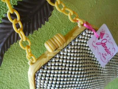 Cartera de aluminio Whiting Davis vintage con marco de plástico tallado en marfil Foto 1 de 4