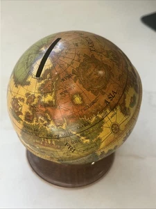 Banco de monedas globo "latino" litografía de hojalata arte Ohio de colección años 50 con enchufe - ¡BONITO! - Imagen 1 de 12