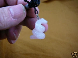 (eine-Schlange-3) AUFGEROLLTE SCHLANGE ROSA Schnitzerei Anhänger HALSKETTE FIGUR EDELSTEIN - Bild 1 von 1