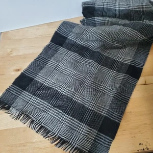 Vintage schwarz grau kariert 100 % Lammwolle Schal Schalldämpfer 12" x 51" Made in Uruguay - Bild 1 von 3