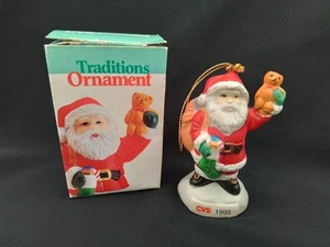 3" KERAMIK WEIHNACHTSMANN WEIHNACHTSSCHMUCK TEDDYBÄR SACK SPIELZEUG CVS 1995 IN BOX - Bild 1 von 12