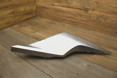 09-17 CARENADO CAPÓ TRASERO IZQUIERDO PLÁSTICO PLATA HONDA VFR1200F | 77230-MGE-0000 Foto 1 de 4