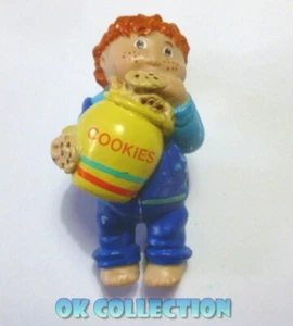CABBAGE PATCH KIDS personaggio pvc 6 cm - LUI CON BISCOTTI (China 1984) 157. - Foto 1 di 2