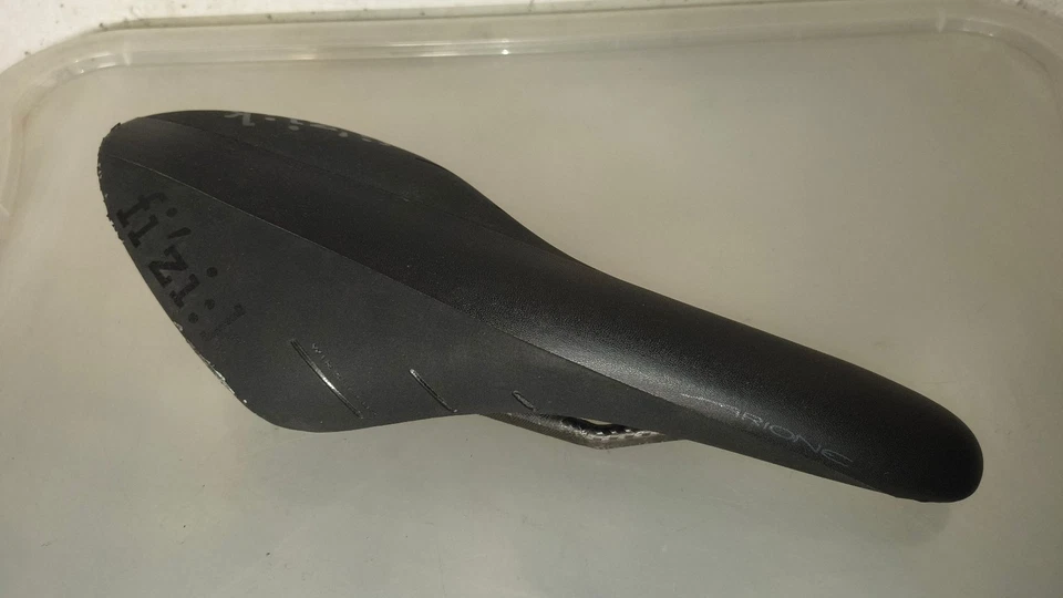 FIZIK ARIONE - CARBON Racing Saddle (126mm) - Sella Strada e MTB - Imagen 1 de 4