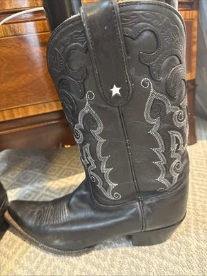 Mujer Tony Lama Botas Vaqueras Cuero Negro 8.5 Puntera Corta Necesita Pulido Foto 1 de 4