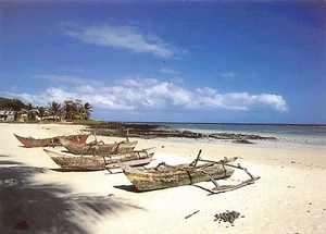 Comoros - MITSAMIOULI - The beach - POSTCARD SIZE 15 cm x 10 cm - Publ. Nouveaut - Picture 1 of 2