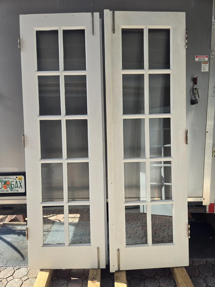 Dos juegos de 32 pulgadas. x 78 pulgadas. Puertas dobles de madera con 10 paneles de vidrio de seguridad en cada una Foto 1 de 1