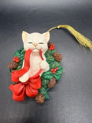 Lenox Gatito Blanco Gato en Corona Verde con Cinta Roja Resina Adorno de Navidad Foto 1 de 2