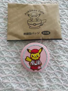 Pokemon Cafe Limited tessuto ricamato spilla distintivo bottone cameriera Pikachu - Foto 1 di 2