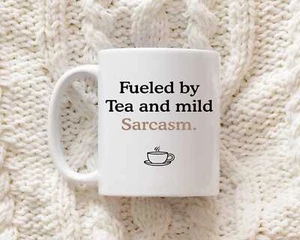 Fueled by Tea and Mild Sarkasmus Becher - Perfektes Geschenk für Teeliebhaber & Sarkastiker - Bild 1 von 4