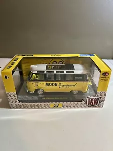 M2 MACHINES 1959 VW MICROBUS DELUXE U.S.A. MOONEYES EQUIPPED 1/24 SCALE YELLOW - Picture 1 of 5