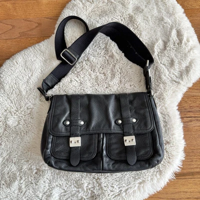 Bolso Bandolera Mensajero Ralph Lauren Negro Guijarro Cuero Suave Bolsillos Exteriores Foto 1 de 4