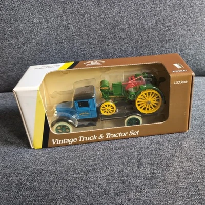 Camión de plataforma Ertl 1931 Hawkeye con camión/tractor de colección John Deere Waterloo Boy Foto 1 de 4