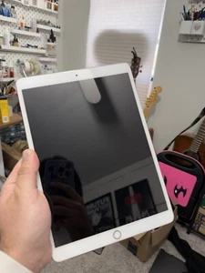 iPad Pro 10,5 (2ème génération) 64 Go - Or rose avec étui + clavier intelligent + Apple Pencil - Photo 1/14