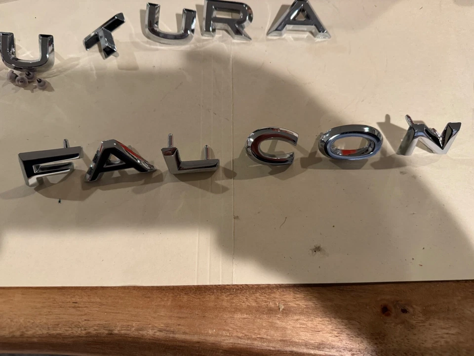 ¡Nuevo! Juego de letras de maletero Ford Falcon 1962-1963 letras de puerta trasera F.A.L.C.O.N. Cromo Foto 1 de 1