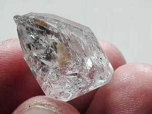 25.60 Cts Fluorescent Quartz Crystal Included With Bitumen Inclusions  - Picture 1 of 8