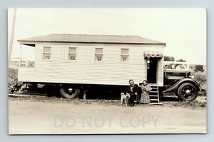 Diamant "T" LKW zum Haus umgebaut, Menschen, Hund, RPPC Postkarte - Bild 1 von 2