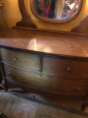 ANTIGUA CÓMODA ROBLE TIGRE CON ESPEJO Foto 1 de 4