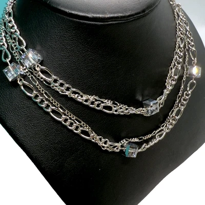 Colar Fígaro Multisrand Tom Prata Corrente Cristais Cubo Acentos Pista Alta - Imagem 1 de 4