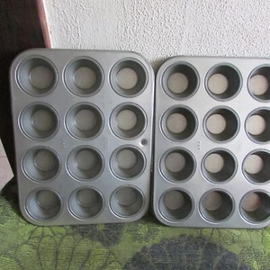 Set of 2 Vintage Regular Size West Bend Non-Stick Muffin Pans - Picture 1 of 4