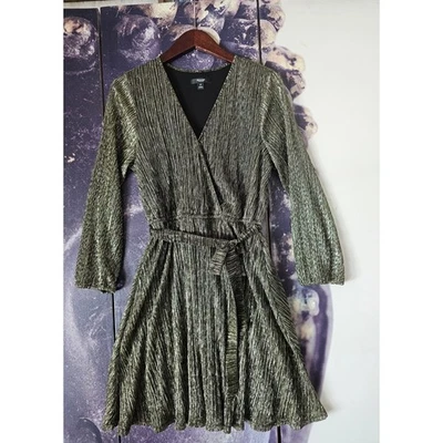 Vestido envolvente sintético manga larga plisado metálico dorado Simply Vera Vera Wang Foto 1 de 4