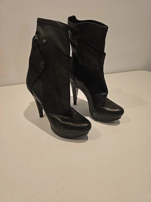 Bota corta Vera Wang de cuero negra plegable/plegable, talla 7M a presión Foto 1 de 4