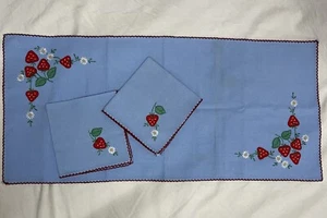 Runner da tavolo e set di due tovaglioli vintage cuciti a mano fragola blu - Foto 1 di 6