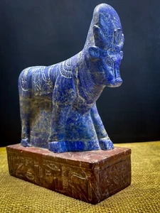Lapislázuli egipcio Hathor como vaca con base de piedra de jaspe - Imagen 1 de 10
