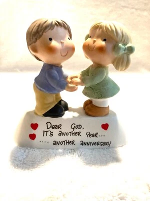 ENESCO Dear God Kids Pareja Aniversario 4 1/4" x 4 1/2" x 1 3/4" 1983 Corea Foto 1 de 4