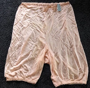 Vintage 1920s-40s Munsingwear Bloomers- Peach Rayon Size M - New Old Stock - Picture 1 of 7