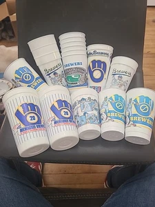 Lote de 16 tazas de plástico vintage de estadio de Milwaukee Brewers tamaños mixtos años 80/90 - Imagen 1 de 16