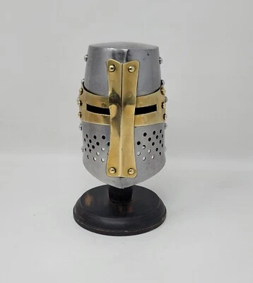 Casco de metal mini templario caballero medieval con soporte de exhibición de madera 7 pulgadas de alto  Foto 1 de 4