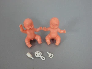 BEBÉS: Bebés con chupete, sonajero, biberones (blanco) - Imagen 1 de 1
