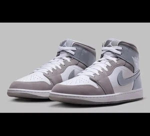 Air Jordan 1 Mid SE🔥🔥Blanco/Gris Frío-Gris Medio HF3216-100SZ 9.5 - Imagen 1 de 7