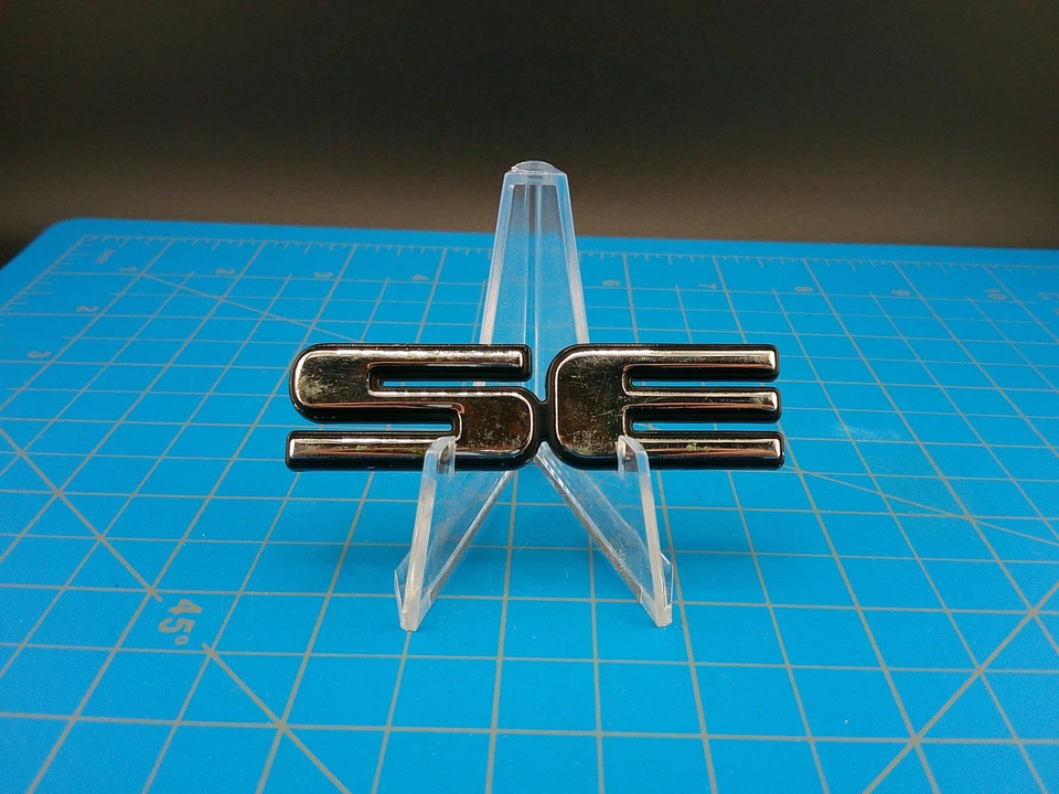 Emblema emblema GM SE 22657237 acabamento cromado original do fabricante para Chevy Pontiac Oldsmobile - Imagem 1 de 4