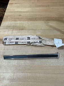 Nuevo de Lote Antiguo Dodge Coronet 1969 440 Lh Guardabarros Inferior Moldura con Tuerca de Montaje ¡Nuevo en Caja! - Imagen 1 de 5