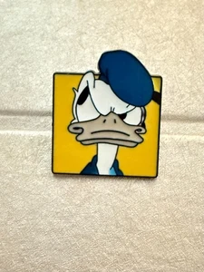 Donald Duck metal pin badges - Picture 1 of 1