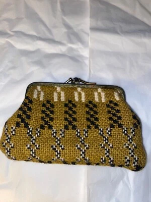 Bolso de mano pequeño estampado lana kisslock años 60 6" x 3 1/2" Foto 1 de 3