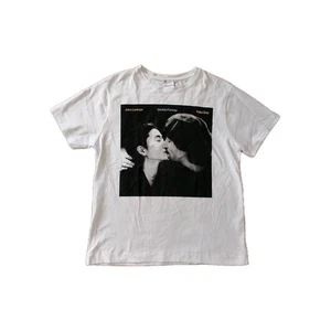ZARA Edizione Limitata - Maglietta John Lennon Yoko Ono Kissing Taglia Large. Nuovo senza etichette - Foto 1 di 8