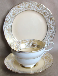 PARAGON ENGLISH CHINA G184 PEACH COLOUR & GILT TEA TRIO (10535) - Bild 1 von 10